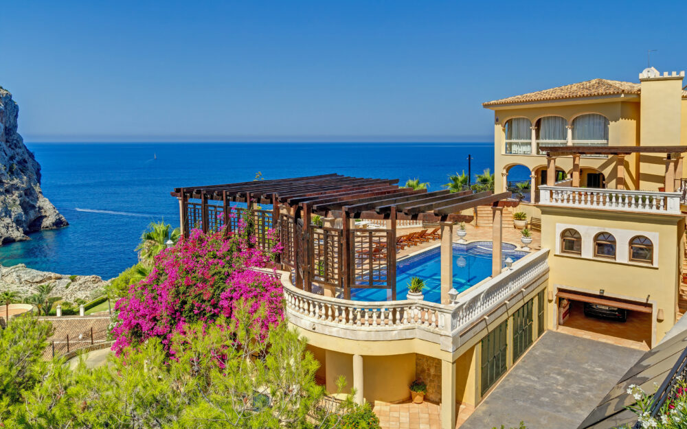 MAGNIFICENT PROPERTY WITH PANORAMIC SEA VIEWS